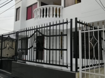 Casa en VENTA 2 Pisos + 2 aptos 